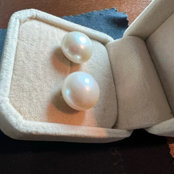 Elegant large 14mm Freshwater Pearl Stud Earrings. Gold setting. - Picture 3 of 4